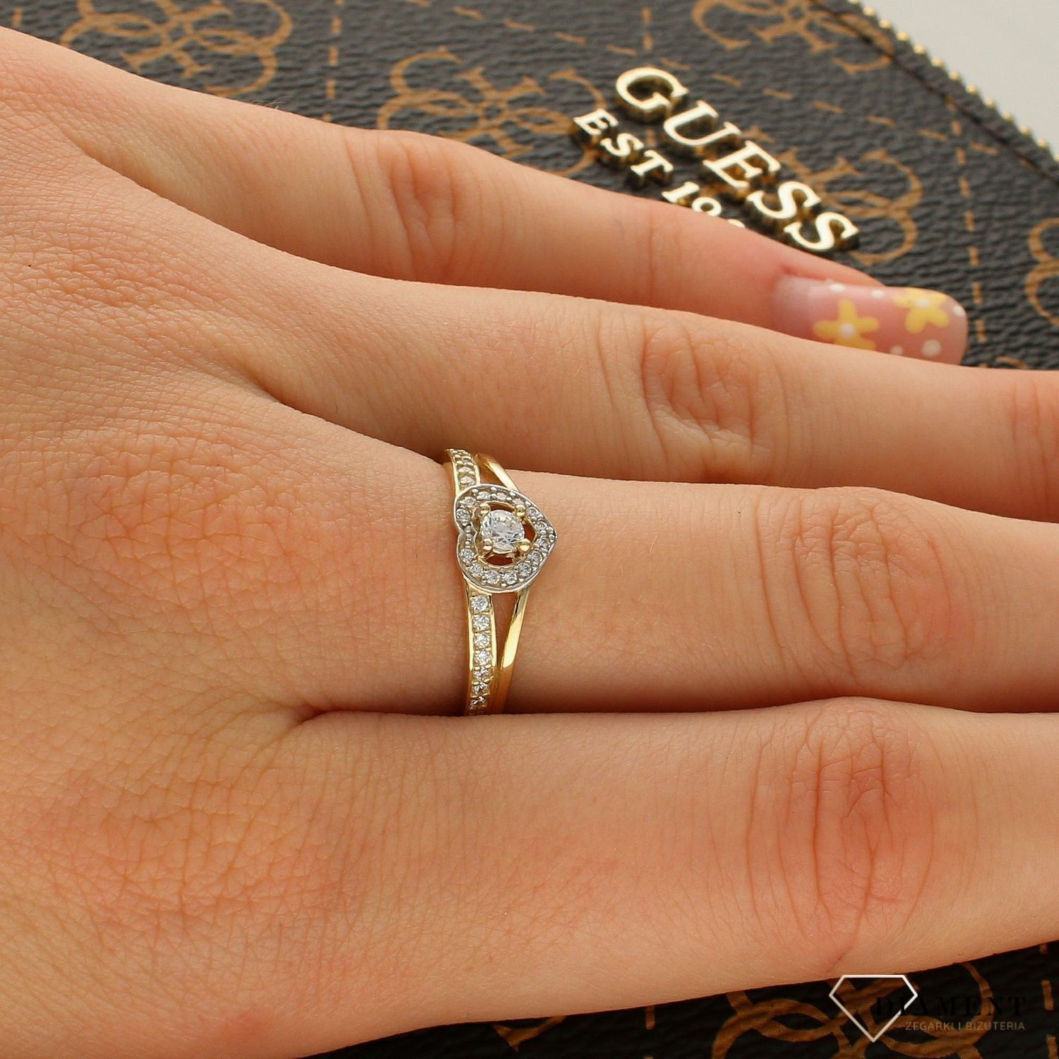 Złoty pierścionek wysadzany cyrkoniami w kształcie serca PI 3678A. Złoty pierścionek z c.jpg